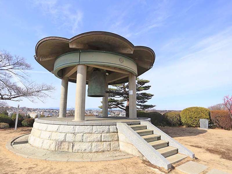 春秋苑　敷地全体が見渡せる「天翔の鐘」
