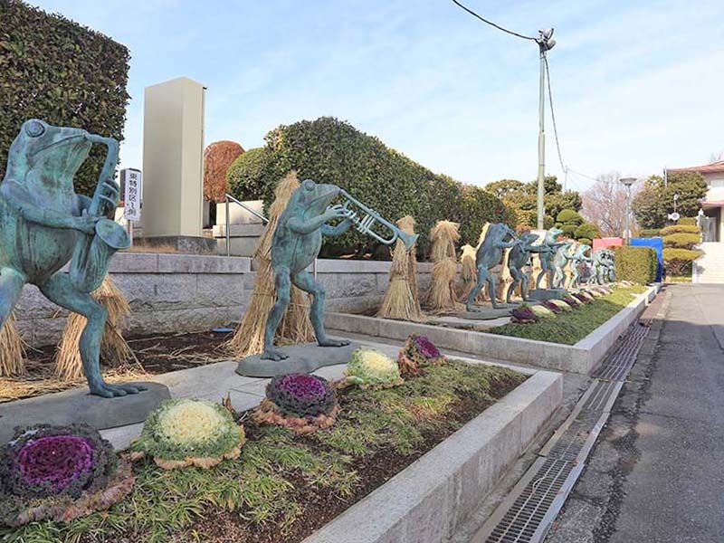 春秋苑　蛙たちのオーケストラ像