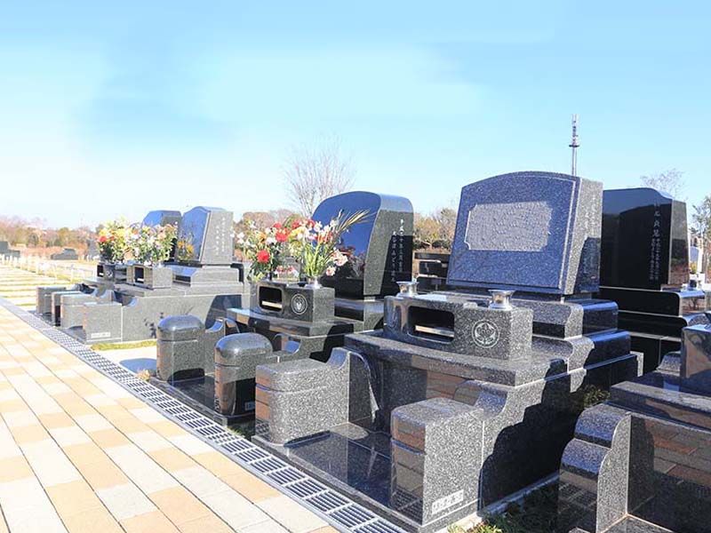 森のお墓 弥生の里・自然聖園　左右と背面にスペースがある「ゆとり墓所」