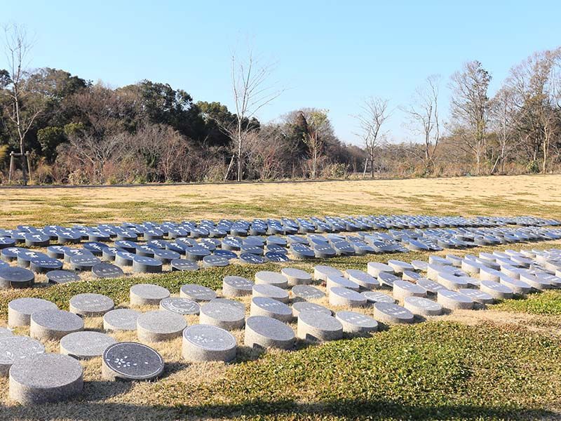 森のお墓 弥生の里・自然聖園　メモリープレートに施された様々な彫刻