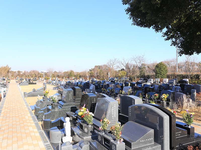 森のお墓 弥生の里・自然聖園　お花が供えられた洋型墓石