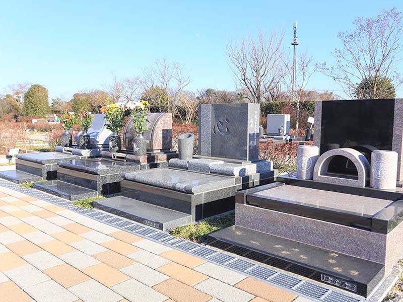 森のお墓 弥生の里・自然聖園　様々なデザインの洋型墓石