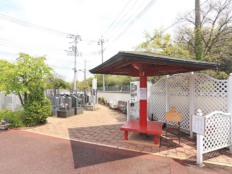 さくら聖地霊園　園内屋根付き休憩スペース