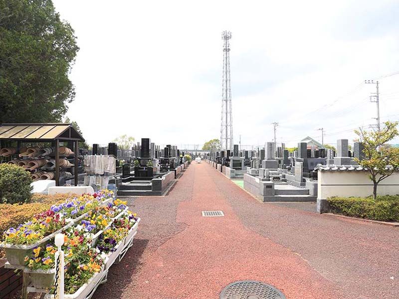 さくら聖地霊園　広く平坦な参道
