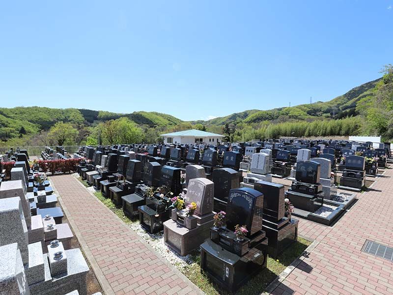 鶴巻霊園 もえぎのさと　ゆとりある設計の「芝区間」