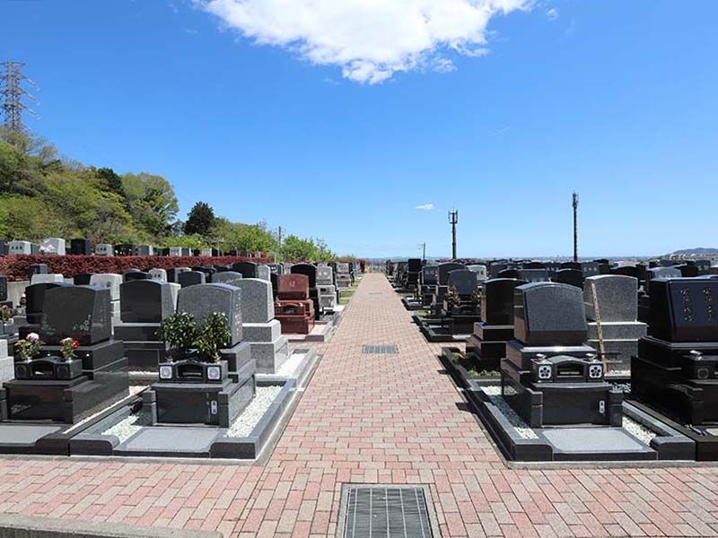 鶴巻霊園 もえぎのさと　ゆったりとした参道