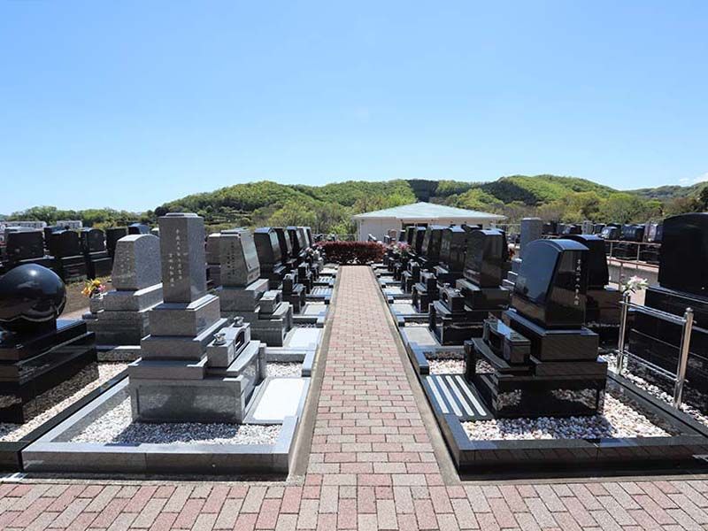 鶴巻霊園 もえぎのさと　見晴らしの良い開けた墓域