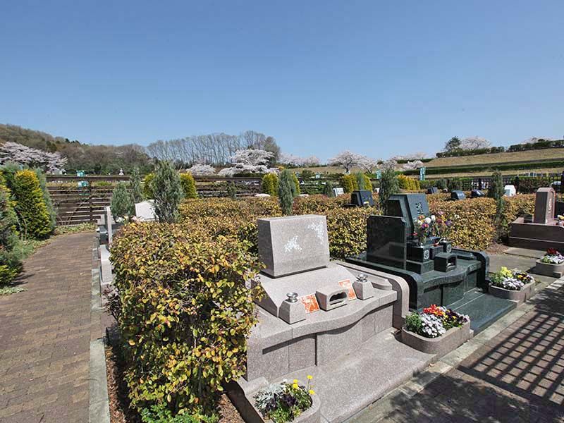 地産霊園　様々な墓石が並ぶ墓域