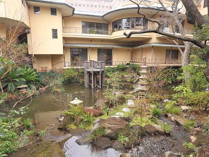 高輪墓苑 正満寺「ふれあいの碑」　日本庭園のような苑内