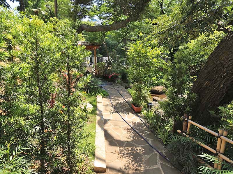 高輪墓苑 正満寺「ふれあいの碑」　緑が美しい参道