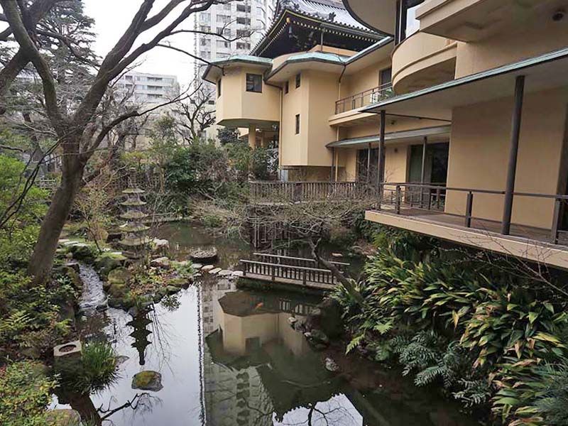 高輪墓苑 正満寺「ふれあいの碑」　墓域内の池