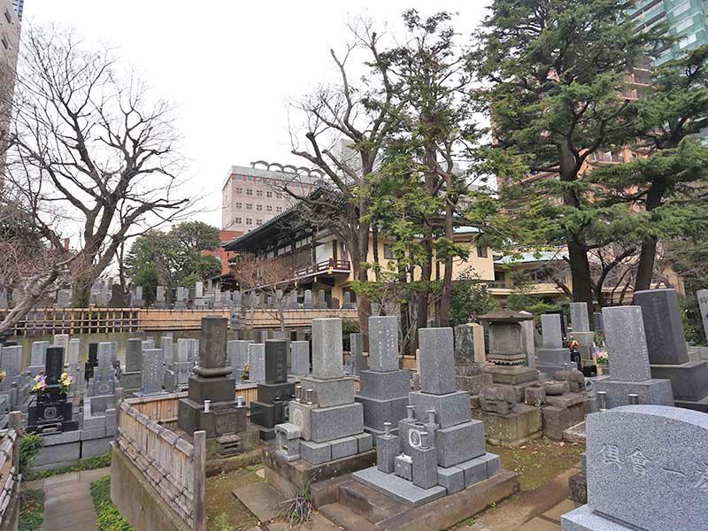 高輪墓苑 正満寺「ふれあいの碑」　落ち着いた雰囲気の墓域