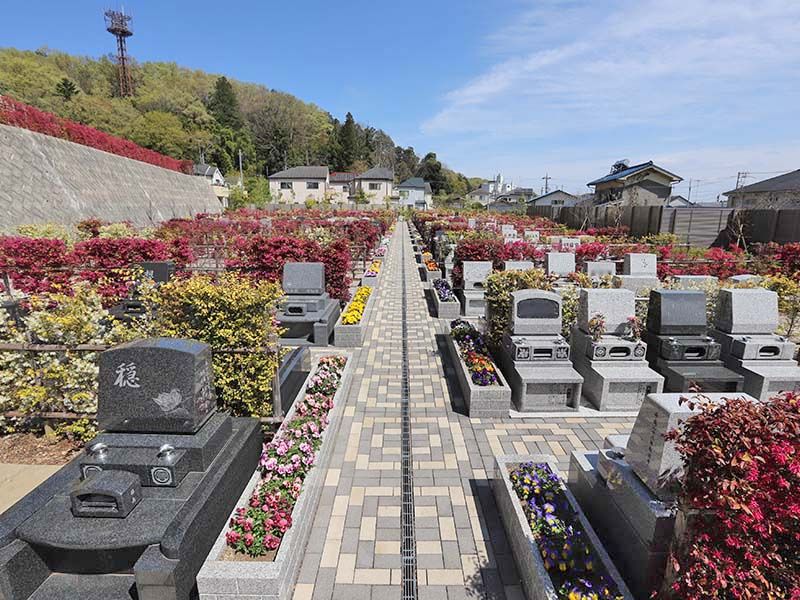 たきやま台墓苑　霊園を横断するメイン参道