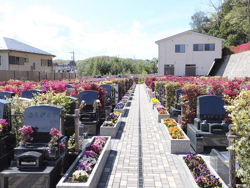 たきやま台墓苑　日当たりが良く緑の多い園内風景