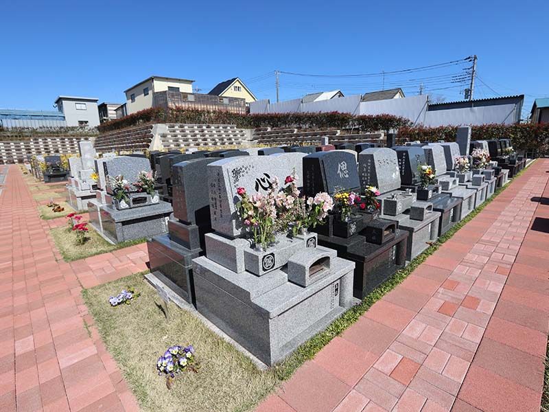 なごみの丘霊園　参道に添えられた花