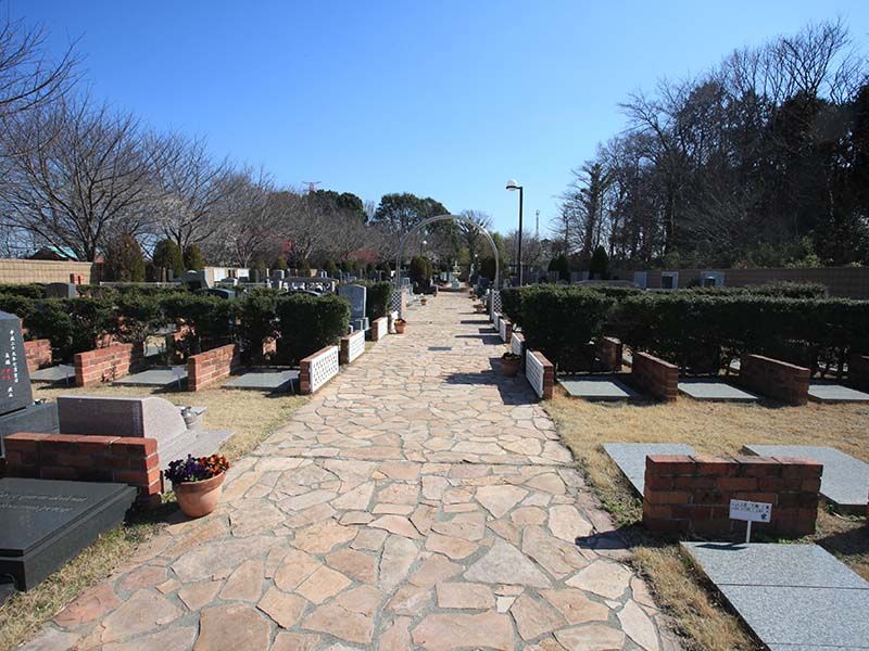 野田さくら霊園　石畳の参道