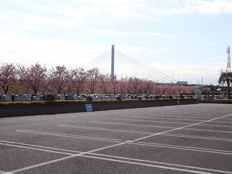 平塚四之宮霊園　100台収容可能な駐車場