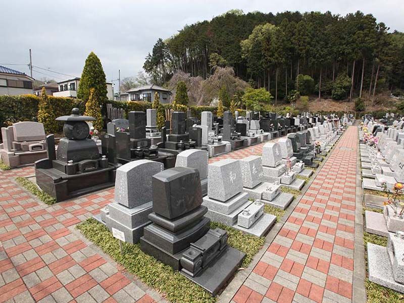ひだまりの里　参道の広いゆったりとした墓域