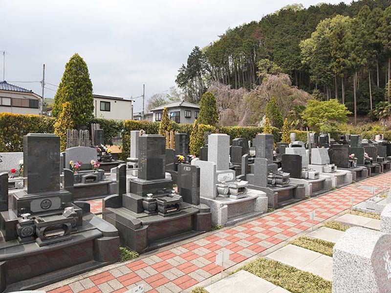 ひだまりの里　自由なデザインが並ぶ墓域