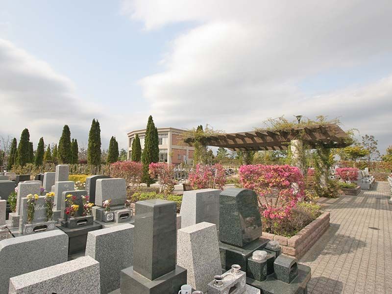 富士見メモリアルガーデン　植栽があり明るい一般区画の風景