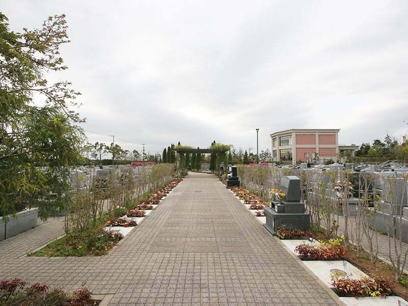 富士見メモリアルガーデン　平坦に整備された参道