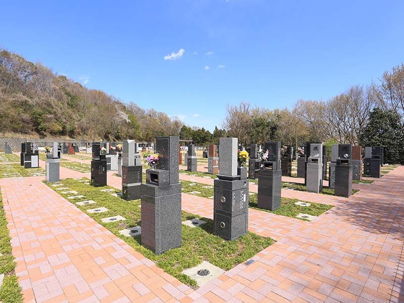 メモリアルパーク厚木ふるさとの丘　立ったまま参拝が可能な新緑地付墓所