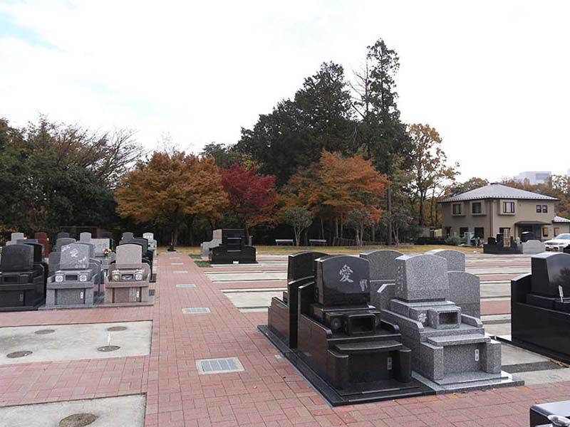 メモリアルパーク厚木ふるさとの丘　バリアフリーの霊園内