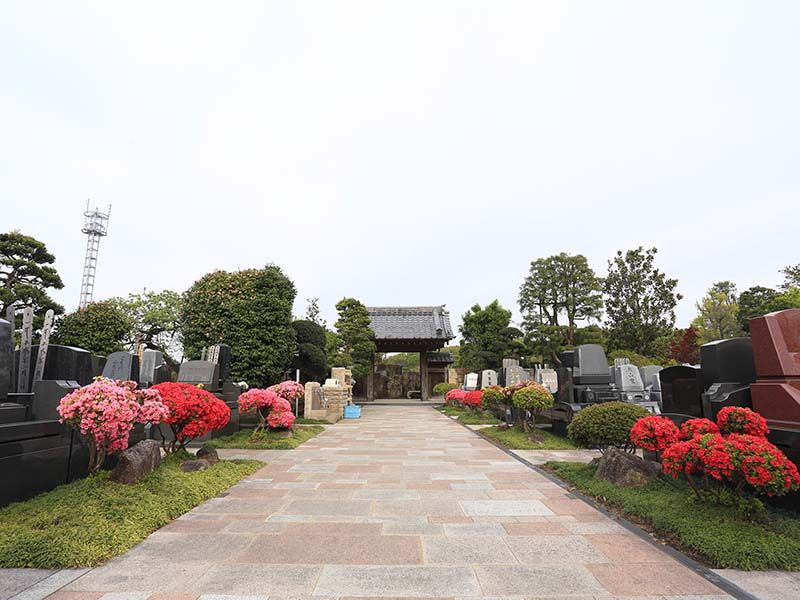 日本庭園陵墓 紅葉亭　お年寄りから子供まで安心して参拝可能な、幅の広い参道