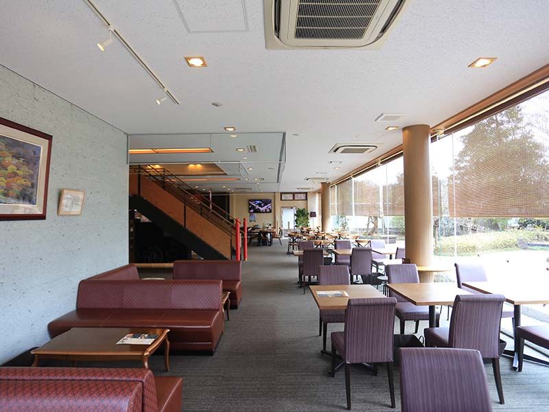 日本庭園陵墓 紅葉亭　広々とした1階ロビーの様子