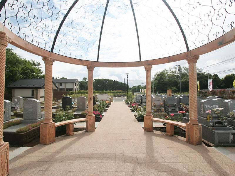 メモリアルパーク大和墓苑 ふれあいの郷　テラスエリア内の休憩スペース