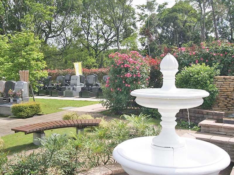 メモリアルパーク大和墓苑 ふれあいの郷　噴水の水音を聞きながら休憩できるベンチ