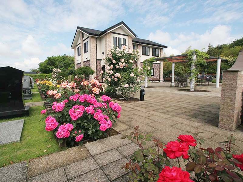 メモリアルパーク大和墓苑 ふれあいの郷　園内全域に咲き誇るバラ