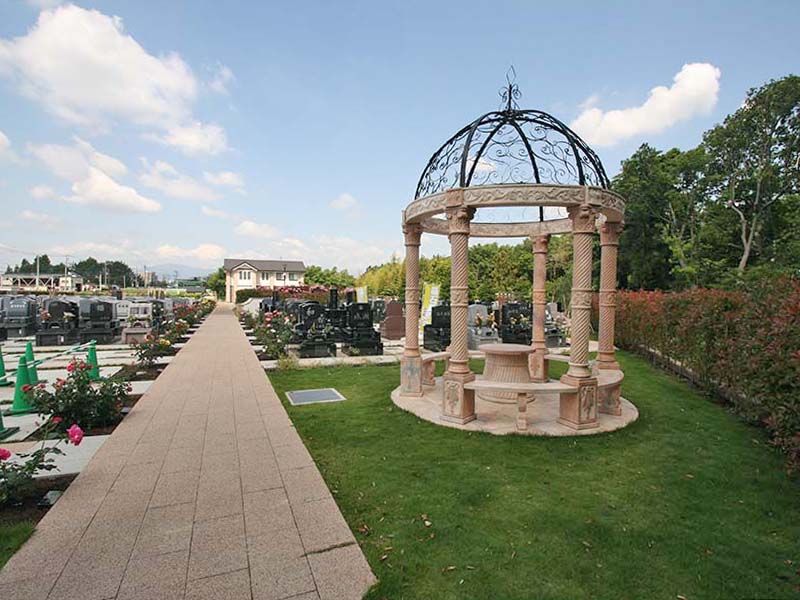 メモリアルパーク大和墓苑 ふれあいの郷　ゆとりエリア内の休憩スペース