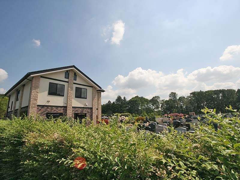 メモリアルパーク大和墓苑 ふれあいの郷　緑に囲まれた管理棟