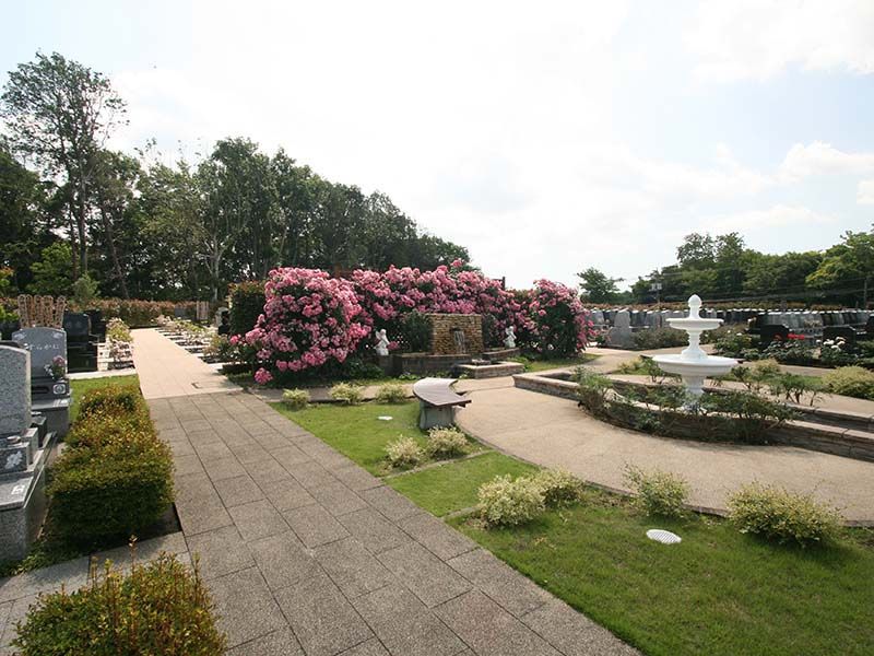 メモリアルパーク大和墓苑 ふれあいの郷　様々な花や噴水がある公園墓地