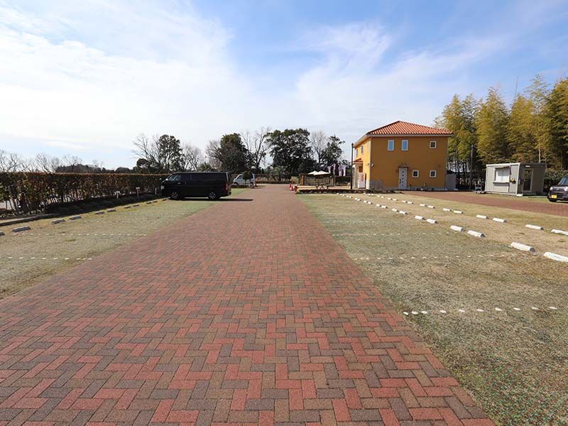 メモリアルパーク藤沢　芝生が敷かれた広い駐車場