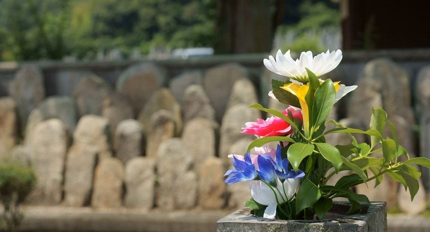 地蔵の前に供えられた仏花
