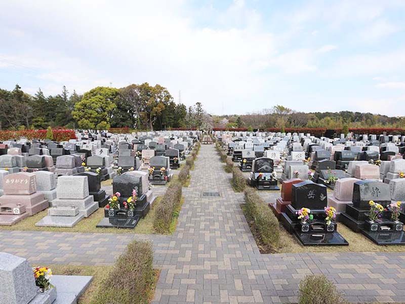 メモリアルパーク藤沢　芝生に囲まれた西欧風の芝生墓地