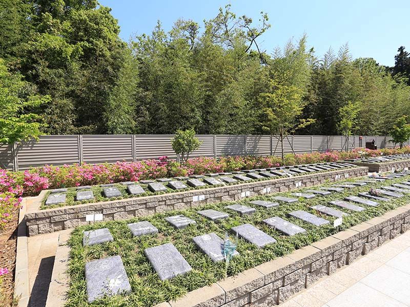メモリアルガーデン梅郷聖地　緑に囲まれたプレート葬