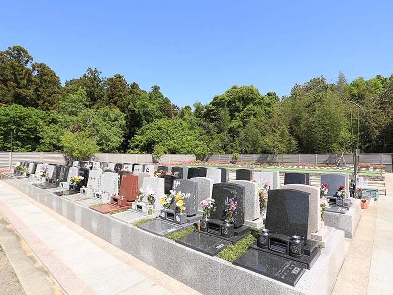 メモリアルガーデン梅郷聖地　墓石の左右にゆとりある区画