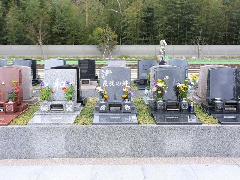 メモリアルガーデン梅郷聖地　花が供えられた墓石