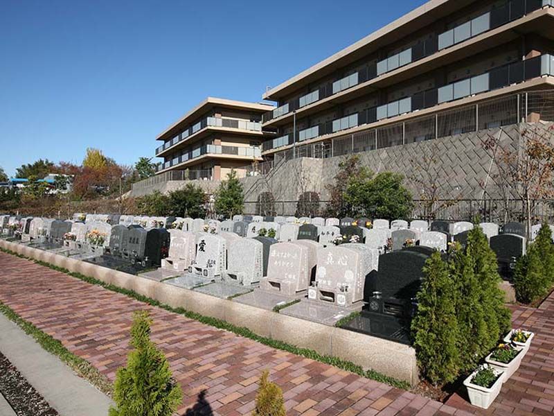 メモリアルプレイス川口の郷　思い思いの文字が刻まれた洋型墓石