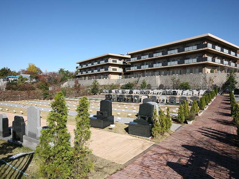 メモリアルプレイス川口の郷　開放的な苑内