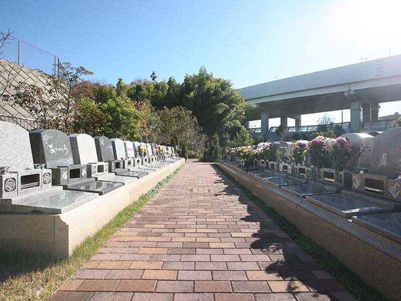 メモリアルプレイス川口の郷　インターロッキング施工で歩きやすい参道