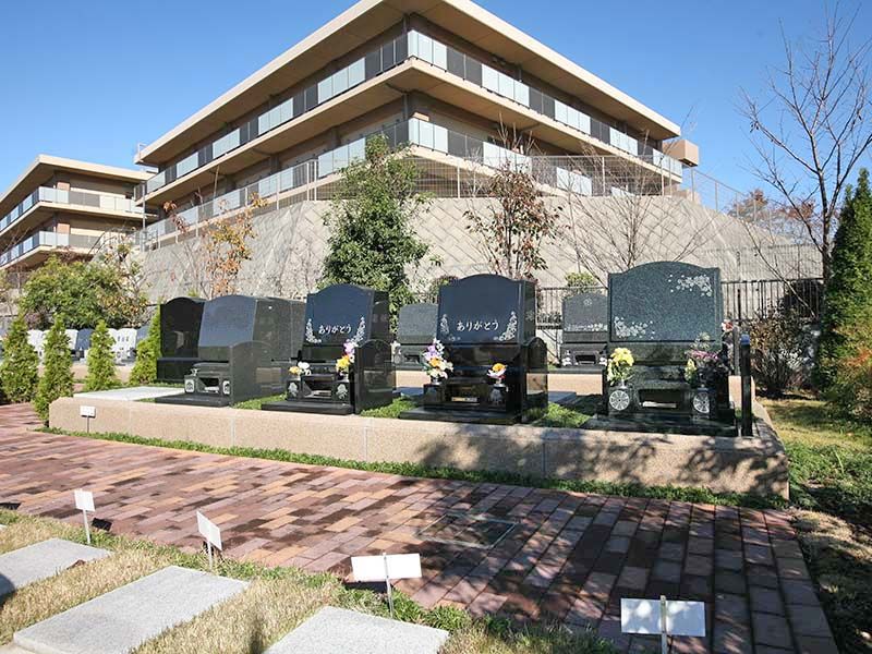 メモリアルプレイス川口の郷　洋型墓石が建つテラス墓所