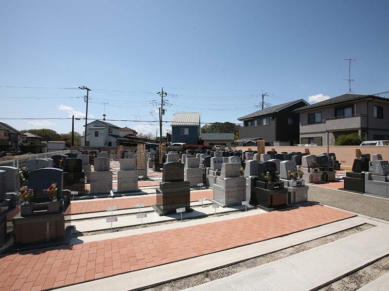 メモリアルパーク伊奈　参道はバリアフリー設計