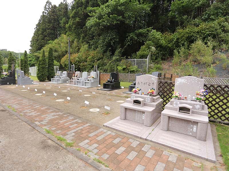 メモリアルスクエア佐倉　彫刻が施された洋型墓石