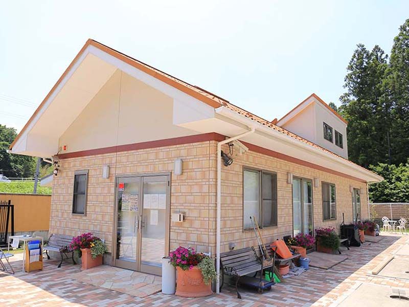 メモリアルスクエア佐倉　花とベンチが置かれた管理事務所