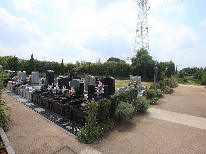 メモリアルパーク天空の杜　広い参道