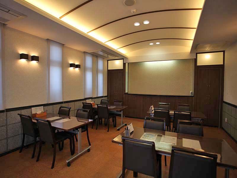 メモリアルパーク天空の杜　モダンなデザインの管理棟内